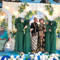 Isnaini membalas komentar warganet yang menanggapi warna seragam bridesmaid di pernikahan dekorasi Doraemon ini. Rencananya gaunnya (bridemaids) warna biru Doraemon, untung gak jadi😂😅, ngakak Isnaini. Wolipop sudah menghubungi Isnaini Lincah Yaiti yang mengunggah acara pernikahan dekorasi Doraemon.  Foto: Dok. pribadi Isnaini Lincah Yati.