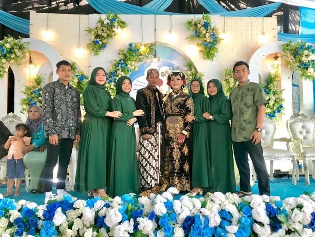 Video pernikahan dengan dekorasi Doraemon ini sudah ditonton lebih dari 1,9 juta Views dan 24 ribu Likes. Warganet ada yang mengira video itu acara ulang tahun dan menanggapi dekorasi pernikaan Doraemon. 😳Aku sampai melongo aku kira acara ulang tahun loh😂samawa ya mba, ucap akun @MaeZoya Dahayu🥑. Nikahnya benar-benar aku ingin begini aku ingin begitu ingin ini ingin itu banyak sekali, ngakak akun @qowiyuhm. Semoga suaminya pas nongkrong nggak diroasting teman-temannya 😭🙏, saut akun @mata vivi. 