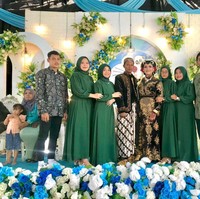 Video pernikahan dengan dekorasi Doraemon ini sudah ditonton lebih dari 1,9 juta Views dan 24 ribu Likes. Warganet ada yang mengira video itu acara ulang tahun dan menanggapi dekorasi pernikaan Doraemon. 😳Aku sampai melongo aku kira acara ulang tahun loh😂samawa ya mba, ucap akun @MaeZoya Dahayu🥑. Nikahnya benar-benar aku ingin begini aku ingin begitu ingin ini ingin itu banyak sekali, ngakak akun @qowiyuhm. Semoga suaminya pas nongkrong nggak diroasting teman-temannya 😭🙏, saut akun @mata vivi. 