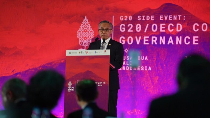 Ketua Dewan Komisioner Otoritas Jasa Keuangan (OJK) Wimboh Santoso (kiri) berbincang dengan Deputy Secretary-General of the OECD, Yoshiki Takeuchi (kanan) dalam G20/OECD Corporate Governance Forum di sela 3rd FMCBG-FCBD G20 di Nusa Dua, Bali, Kamis (14/7/2022). Forum tersebut membahas berbagai hal tentang tata kelola perusahaan. ANTARA FOTO/POOL/Nyoman Budhiana/hp.