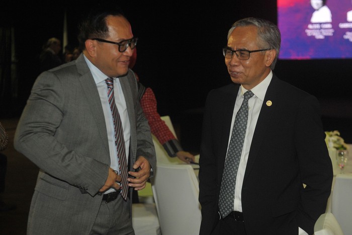Ketua Dewan Komisioner Otoritas Jasa Keuangan (OJK) Wimboh Santoso (kiri) berbincang dengan Deputy Secretary-General of the OECD, Yoshiki Takeuchi (kanan) dalam G20/OECD Corporate Governance Forum di sela 3rd FMCBG-FCBD G20 di Nusa Dua, Bali, Kamis (14/7/2022). Forum tersebut membahas berbagai hal tentang tata kelola perusahaan. ANTARA FOTO/POOL/Nyoman Budhiana/hp.