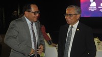 Turut hadir Wakil Menteri BUMN Kartika Wirjoatmodjo berbnincang Ketua Dewan Komisioner Otoritas Jasa Keuangan (OJK) Wimboh Santoso di acara G20/OECD Corporate Governance Forum di sela 3rd FMCBG-FCBD G20 di Nusa Dua, Bali, Kamis (14/7/2022).