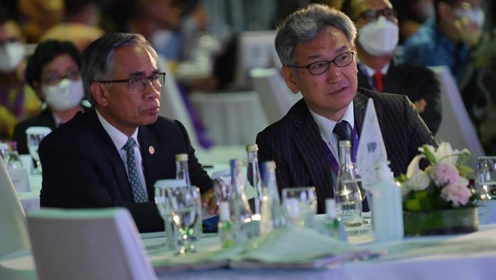 G20/OECD CORPORATE GOVERNANCE FORUM Ketua Dewan Komisioner Otoritas Jasa Keuangan (OJK) Wimboh Santoso (kiri) berbincang dengan Deputy Secretary-General of the OECD, Yoshiki Takeuchi (kanan) dalam G20/OECD Corporate Governance Forum di sela 3rd FMCBG-FCBD G20 di Nusa Dua, Bali, Kamis (14/7/2022). Forum tersebut membahas berbagai hal tentang tata kelola perusahaan. ANTARA FOTO/POOL/Nyoman Budhiana/hp.
