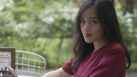 Bersantai sore di kafe juga dilakukan Amanda Zahra untuk beristirahat sejenak dari kegiatannya yang melelahkan. Dirinya selalu fokus saat memilih menu makanan dan minuman yang enak. Foto: Instagram/aamandazahra