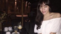 Saat malam hari ia juga senang menghabiskan waktu bersama kerabatnya. Minuman-minuman yang menyegarkan tak lupa dipesan untuk menemani waktu berbincang. Foto: Instagram/aamandazahra