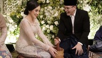 Amanda dan Guiddo tampak bahagia saat harus melakukan upacara simbolis sebagai makna mengatur rumah tangga. Mulai dari menyiapkan bahan pangan seperti padi, sirih hingga harus menumbuk bersama. Foto: Instagram/aamandazahra