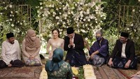 Saat menjalani prosesi sebelum akad nikah, Amanda dan Guiddo juga tampil serasi. Berbagai bahan makanan disiapkan untuk menjalani prosesi adat secara utuh. Foto: Instagram/aamandazahra