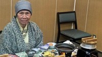 Tidak hanya dengan orang tua intinya saja, Amanda Zahra juga sosok yang sangat menyayangi keluarganya yang lain. Bahkan ada satu momen dimana dirinya mengajak neneknya untuk makan di restoran enak. Foto: Instagram/aamandazahra