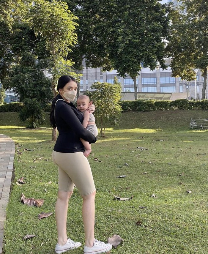 Momen Manis Keluarga Amanda Zahra dan Guiddo Ilyasa Saat Kulineran