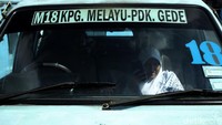 Penumpang perempuan memilih duduk di bangku depan, di samping sopir. 