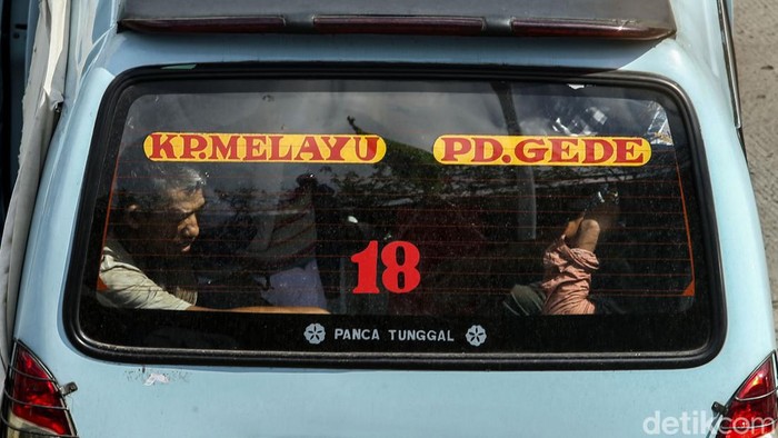 Tempat duduk pria dan wanita di angkot batal dipisah. Sebagai gantinya Pemprov DKI Jakarta siapkan sejumlah langkah untuk cegah pelecehan seksual di angkot.