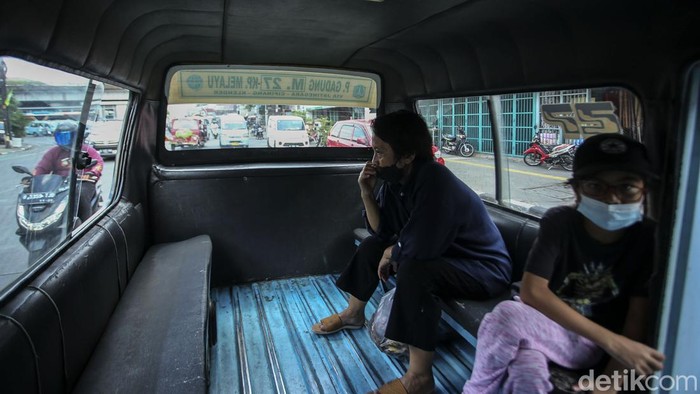 Gegara Ini Tempat Duduk Pria-Wanita di Angkot DKI Batal Dipisah Tempat duduk pria dan wanita di angkot batal dipisah. Sebagai gantinya Pemprov DKI Jakarta siapkan sejumlah langkah untuk cegah pelecehan seksual di angkot.