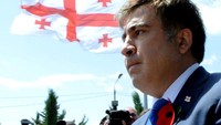 Presiden Georgia, Mikheil Saakashvili kabur dari negaranya karena harus menghadapi oposisinya pada 2018. Ia kabur ke Ukraina. Ia saat itu dijatuhi hukuman penjara lantaran dinilai terbukti menyalahgunakan kekuasaannya.  (Foto: AFP/VANO SHLAMOV)