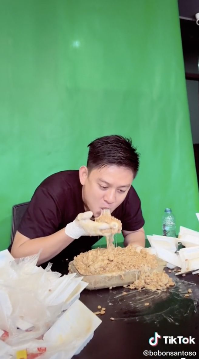 Gokil! Bobon Santoso Mukbang 3,6 Kg Natto, Begini Reaksinya