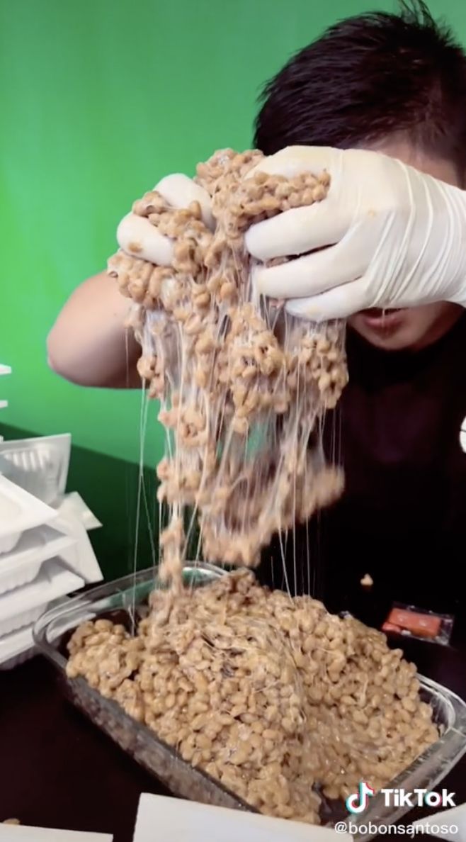 Gokil! Bobon Santoso Mukbang 3,6 Kg Natto, Begini Reaksinya