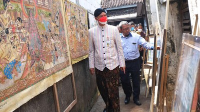 Potret Ganjar Blusukan ke Rumah Seniman Wayang Beber