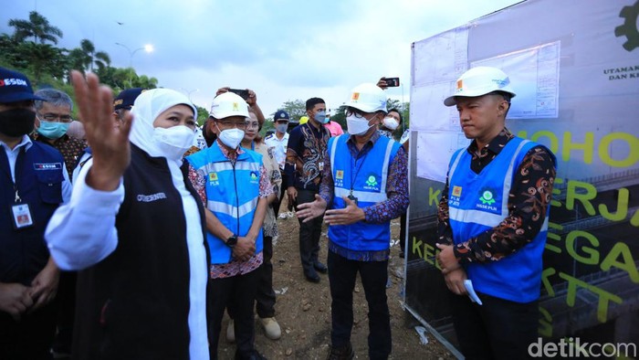 Gubernur Jatim bersama para pejabat PLN di Jatim meninjau pengerjaan tambah daya listrik Madura di Suramadu
