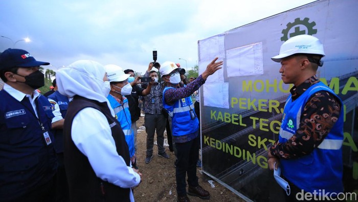 Gubernur Jatim bersama para pejabat PLN di Jatim meninjau pengerjaan tambah daya listrik Madura di Suramadu