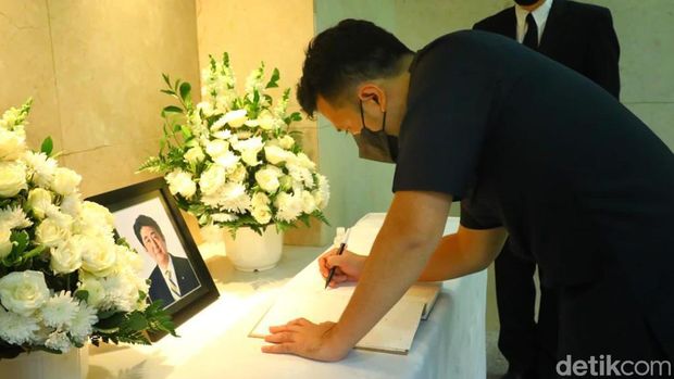 Gubernur Jatim Khofifah saat menyampaikan duka cita wafatnya Shinzo Abe di Konjen Jepang di Surabaya