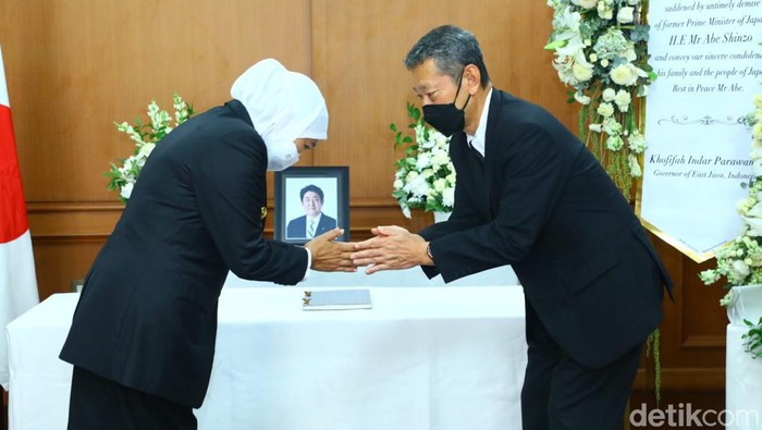 Gubernur Jatim Khofifah saat menyampaikan duka cita wafatnya Shinzo Abe di Konjen Jepang di Surabaya