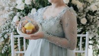 Tetap cantik meski tengah mengandung, Zaskia bagikan foto dirinya saat berpose dengan menu tumpeng mini aneka lauk. Foto: Instagram @zaskia_gotix