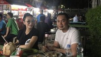 Bersama sang suami, dirinya nostalgia mencicipi makanan malam. Dari makan sate, hingga air kelapa kaki lima. Foto: Instagram @zaskia_gotix