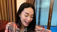 Makan buah zuriat, Zaskia sempat makan buah ini untuk mengikuti sunnah agar segera mendapatkan momongan. Foto: Instagram @zaskia_gotix