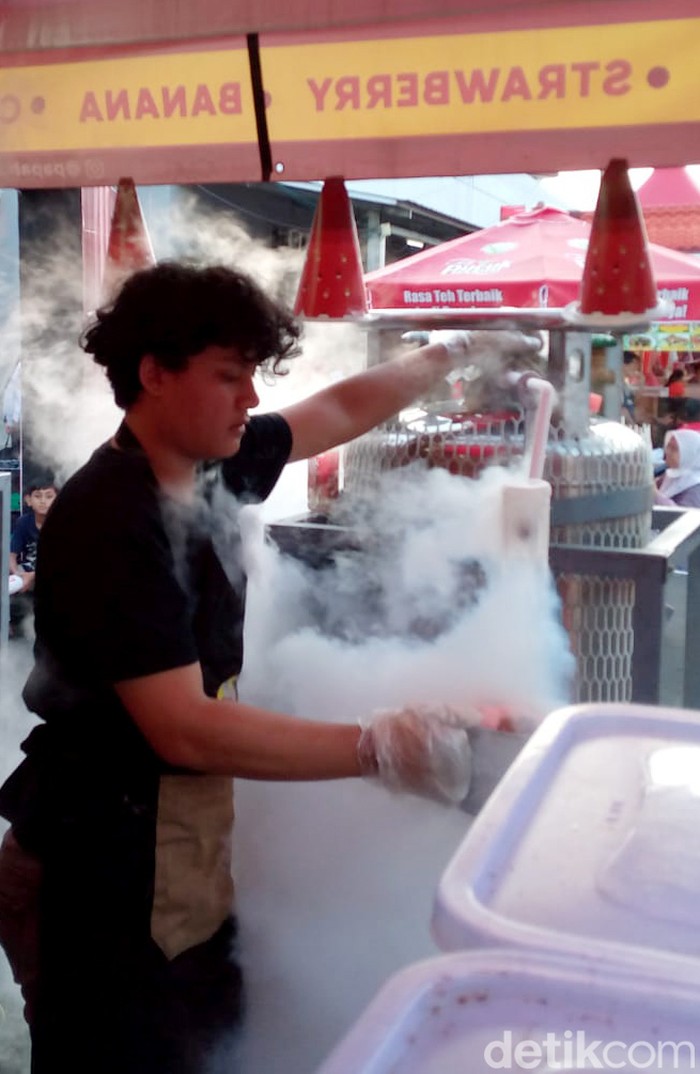 Pedagang Ice Smoke di PRJ saat di wawancarai oleh detikHealth