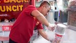 Potret Penjual Ice Smoke, Risiko Melepuh di Balik Kepulan Asap Nitrogen Cair