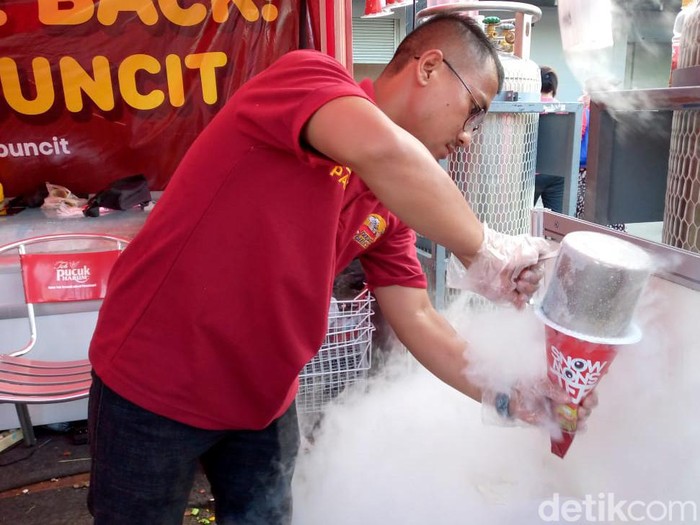 Ice Smoke di PRJ Pedagang Ice Smoke di arena PRJ, saat ditemui detikHealth.