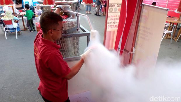 Pedagang Ice Smoke di arena PRJ, saat ditemui detikHealth.
