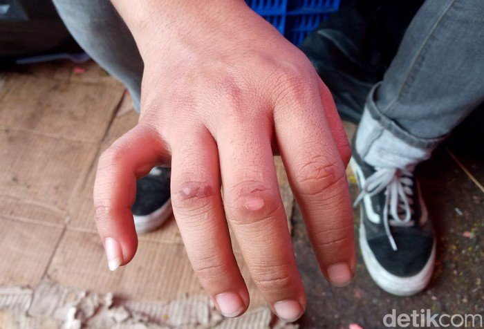 Pedagang Ice Smoke di arena PRJ, saat ditemui detikHealth.