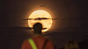 Indahnya Buck Moon, Bulan Purnama Paling Terang Tahun Ini