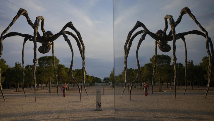 Patung Maman karya Louise Bourgeois jadi salah satu landmark populer di Athena, Yunani. Patung setinggi 10 meter itu berbentuk laba-laba berukuran raksasa.