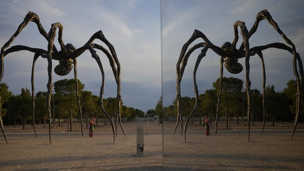 Patung laba-laba raksasa setinggi 10 meter itu menjadi salah satu landmark yang cukup populer di Athena, Yunani.