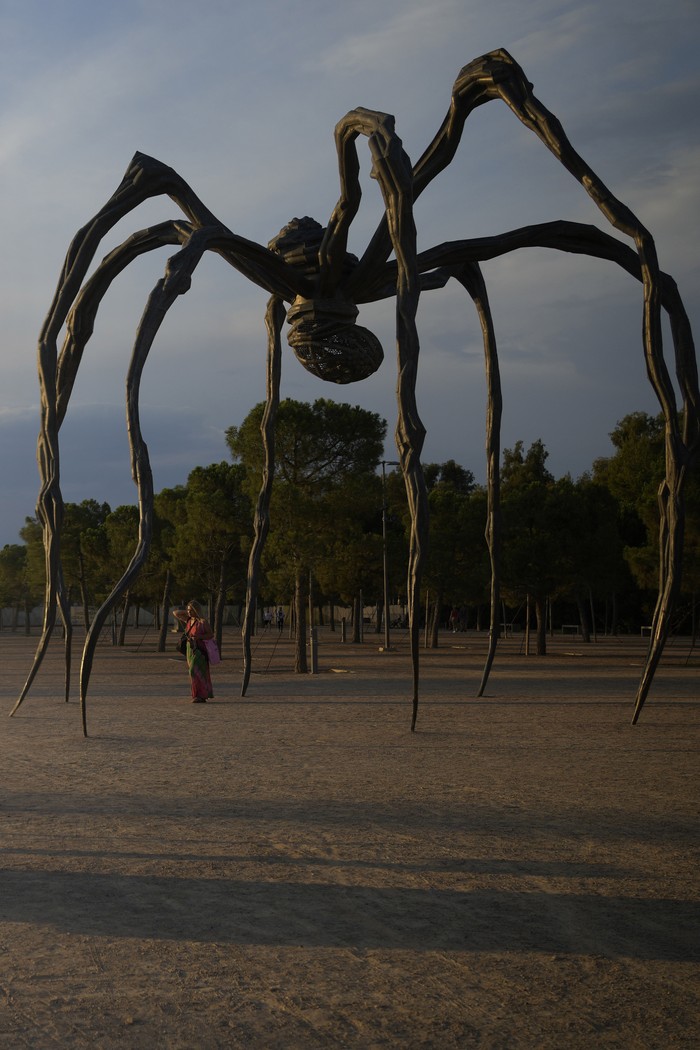 Ini 'Laba-laba' Raksasa yang Bikin Salah Fokus di Yunani Patung Maman karya Louise Bourgeois jadi salah satu landmark populer di Athena, Yunani. Patung setinggi 10 meter itu berbentuk laba-laba berukuran raksasa.