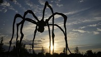 Penampakan patung monumental Maman (1999) karya Louise Bourgeois di Pusat Kebudayaan Yayasan Stavros Niarchos di Athena, Yunani, Rabu (13/7/2022).