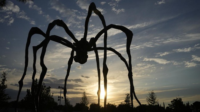 Ini 'Laba-laba' Raksasa yang Bikin Salah Fokus di Yunani Patung Maman karya Louise Bourgeois jadi salah satu landmark populer di Athena, Yunani. Patung setinggi 10 meter itu berbentuk laba-laba berukuran raksasa.