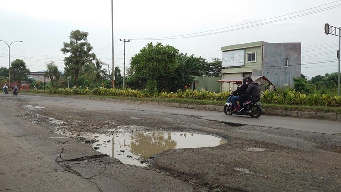 Jalan Lingkar Selatan Cilegon yang berlubang hingga retak.