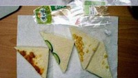 Dari luar tampilan sandwich ini terlihat penuh dan padat, tapi siapa sangka ketika dibuka isinya kosong. Benar-benar mengecoh pembeli. Foto: Site News/9Gag