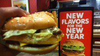 Pesan burger di salah satu gerai restoran cepat saji, yang datang justru burger tipis dengan isian yang keluar tak beraturan. Beda jauh dari papan iklan menu yang ada. Foto: Site News/9Gag