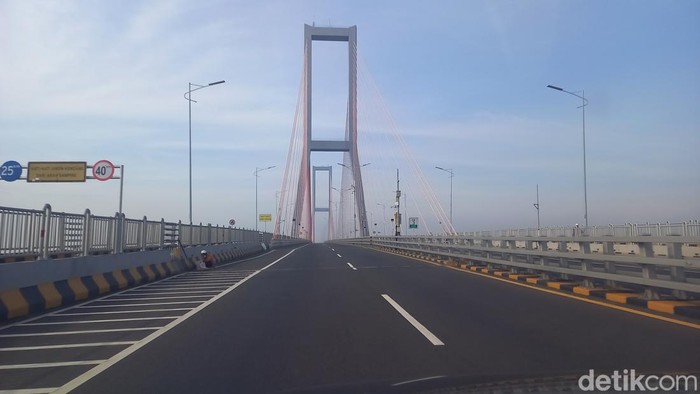 Jembatan Suramadu. Jalur sepeda motor di jembatan ini akan ditutup bergiliran selama pekerjaan PLN.