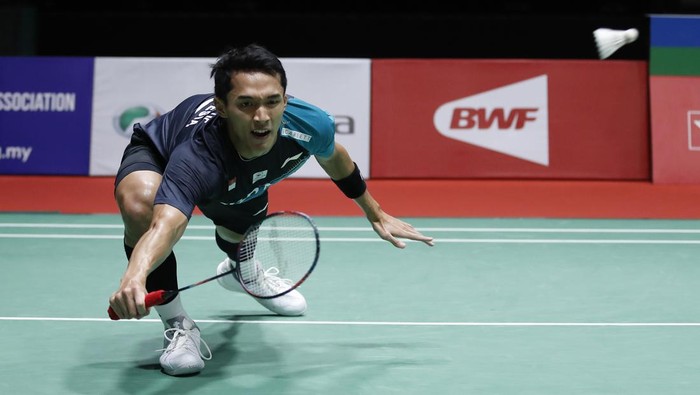 KUALA LUMPUR, MALAYSIA - 2022/07/06: Jonatan Christie of Indonesia competes against Wang Tzu Wei during the Mens Single round two match of the Perodua Malaysia Masters 2022 at Axiata Arena, Bukit Jalil. Wan Tzu Wei beats Jonatan Christie with the final scores, 21-16, 18-21, 25-27. (Photo by Wong Fok Loy/SOPA Images/LightRocket via Getty Images)