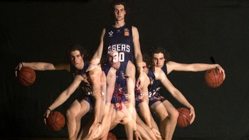 Selanjutnya ada pebasket Josh Giddey dari Adelaide 36ers yang sedang melakukan sesi foto.