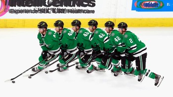 Sebanyak 7 bayangan tercipta lewat teknik multiple exposure saat seorang pemain hockey meluncur di atas es.