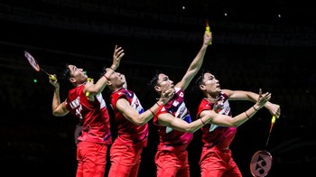 Pebulutangkis asal Jepang, Kento Momota, terlihat melakukan smash keras. Detail tiap gerakannya terungkap lewat jepretan multiple exposure.