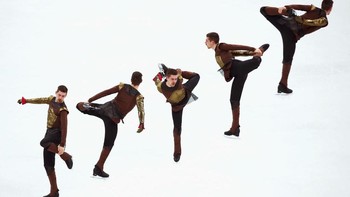 Seorang atlet figure skating unjuk kebolehan di atas es.