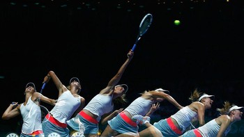 Maria Sharapova saat melalukan servis terlihat sangat sempurna.