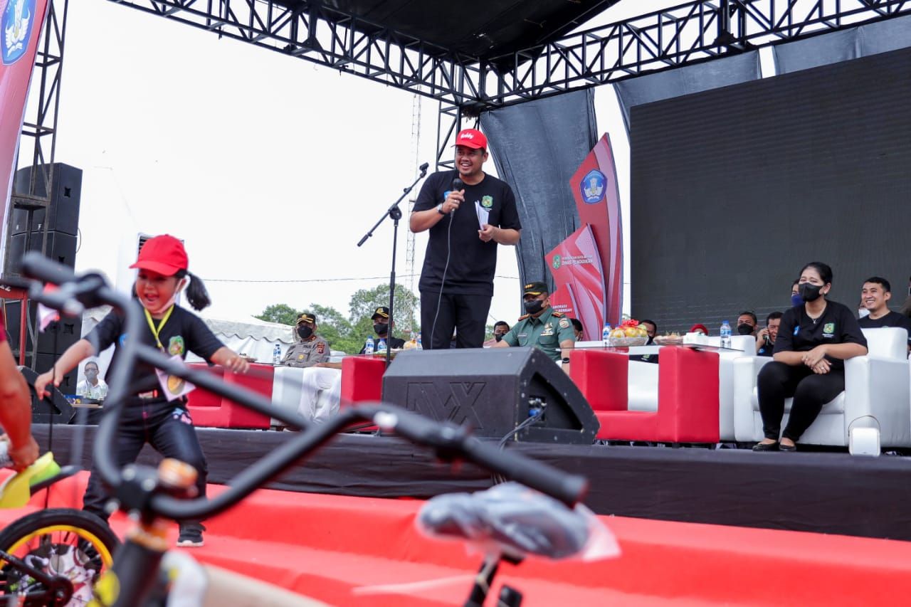 Bobby dan Kahiyang Ayu bagi-bagi sepeda ke siswa PAUD. (foto: istimewa)