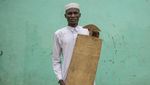 Potret Anak Muda Sudan yang Belajar Al-Quran di Papan Kayu